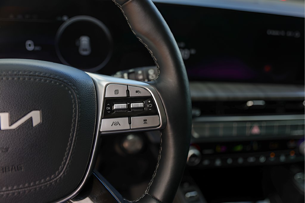 Used 2025 Kia Telluride SX w/ SX Captain's Chair Package AWD/4WD image 15