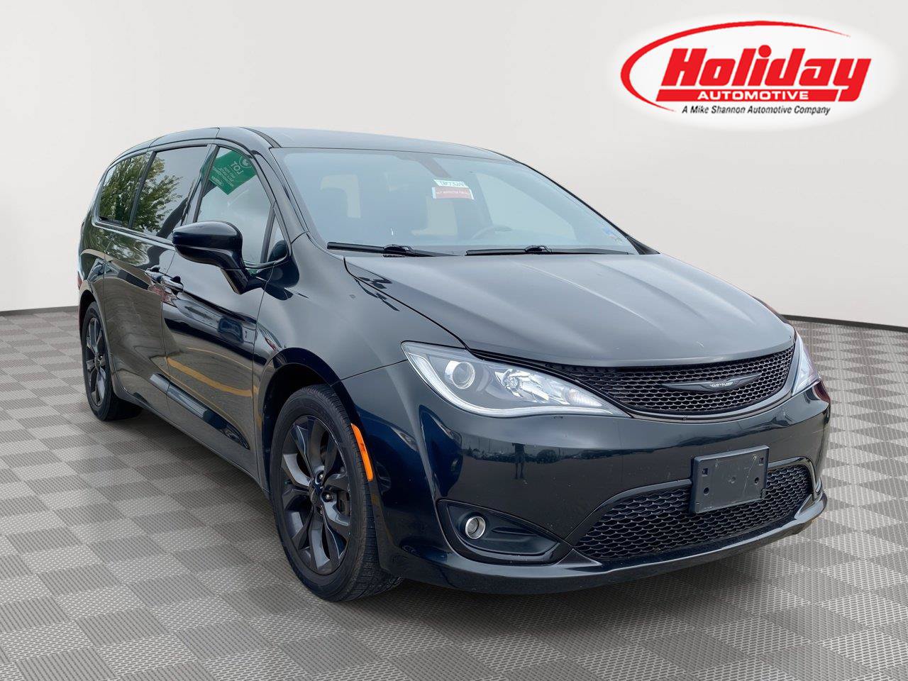 Used 2018 Chrysler Pacifica Touring Plus w/ S Appearance Package FWD image 1
