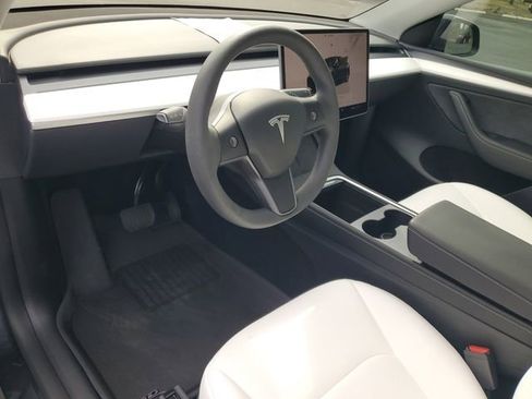 Used 2024 Tesla Model Y 2WD image 19