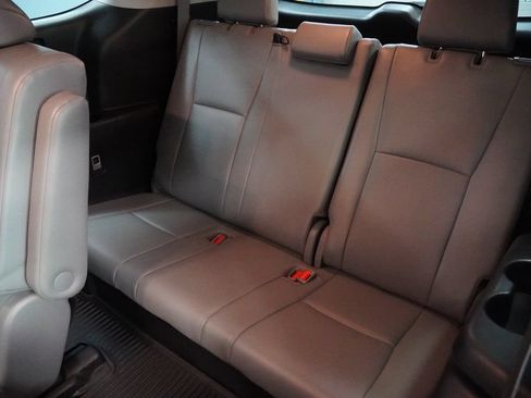 Used 2022 Toyota Highlander XLE AWD/4WD image 21