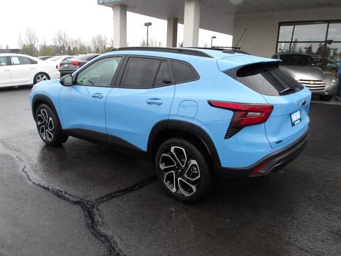 Used 2024 Chevrolet Trax RS w/ Sunroof Package FWD image 3