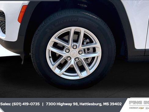 Used 2024 Jeep Grand Cherokee Laredo X RWD image 7