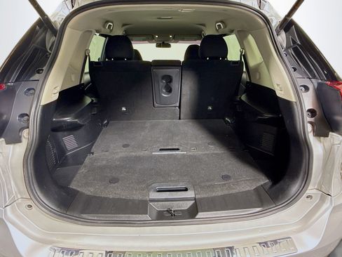 Used 2018 Nissan Rogue SV image 35