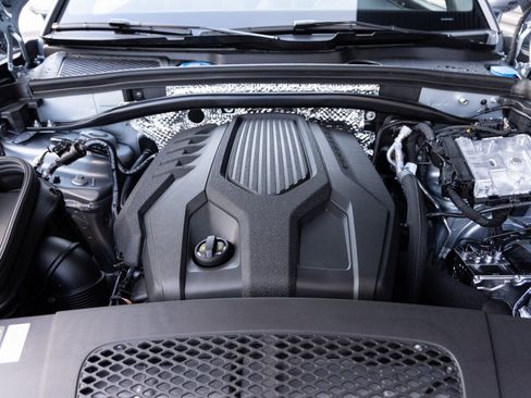 Certified 2026 Porsche Macan Base image 36