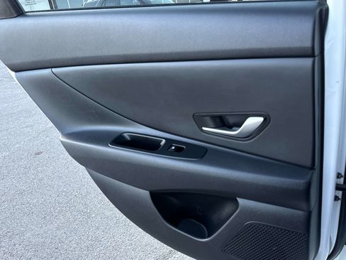 Used 2022 Hyundai Elantra SEL w/ Preferred Accessory Package FWD image 13
