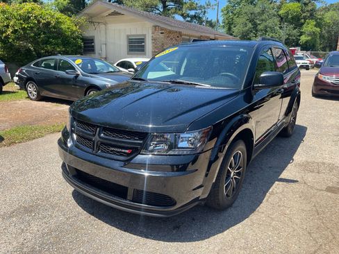 Used 2017 Dodge Journey SE w/ Flexible Seating Group image 2