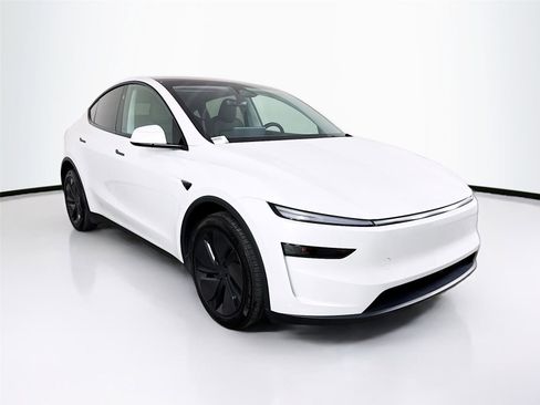 Used 2026 Tesla Model Y 2WD image 11