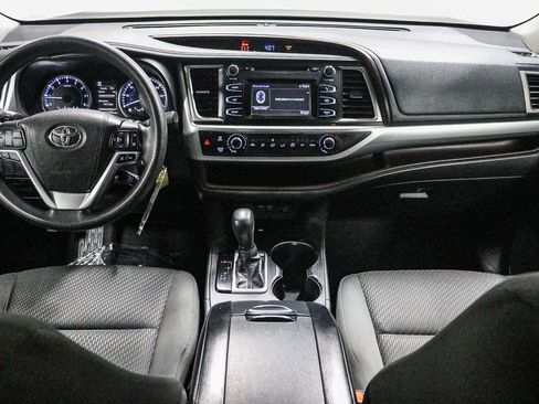 Used 2018 Toyota Highlander LE w/ Carpet Mat Package (TMS) FWD image 12