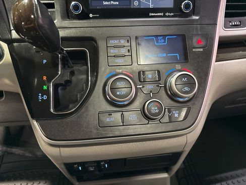 Used 2020 Toyota Sienna XLE w/ XLE Navigation Package FWD image 19