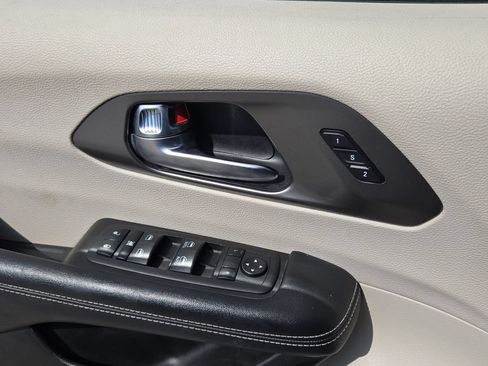 Used 2023 Chrysler Pacifica Touring-L FWD image 13