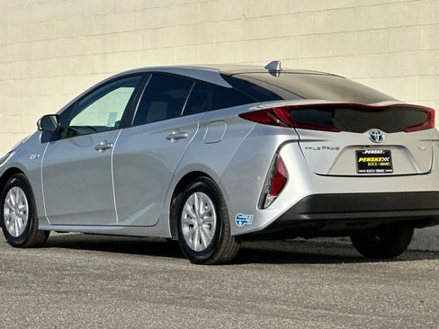 Used 2021 Toyota Prius Prime XLE image 6