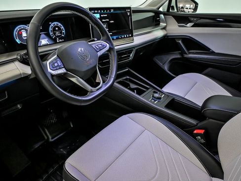 Used 2025 Volkswagen Tiguan SE AWD/4WD image 11