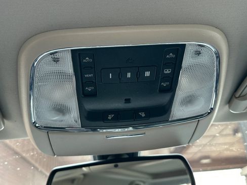 Used 2018 Chrysler 300 Limited image 22