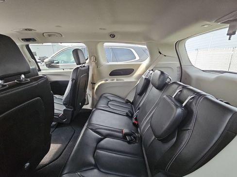 Used 2023 Chrysler Pacifica Touring-L FWD image 10