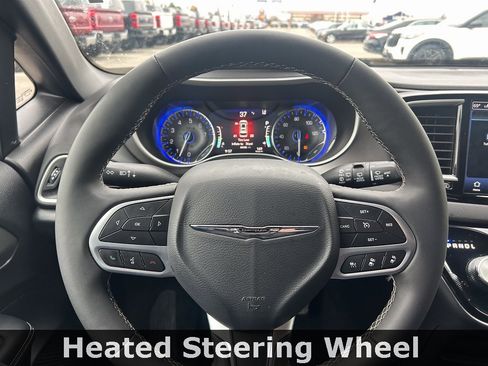 Used 2025 Chrysler Pacifica Select image 27