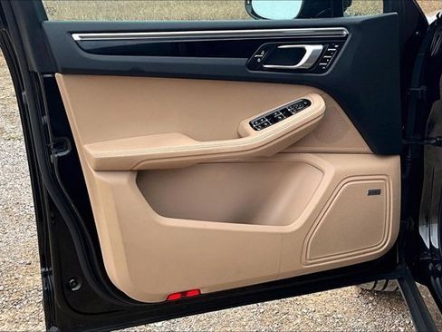 Used 2022 Porsche Macan PREMIUM PACKAGE PLUS 2.0T (AWD image 20