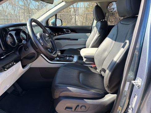 Used 2024 Kia Carnival EX image 11