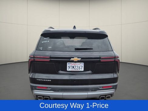 Used 2025 Chevrolet Traverse LT FWD image 8
