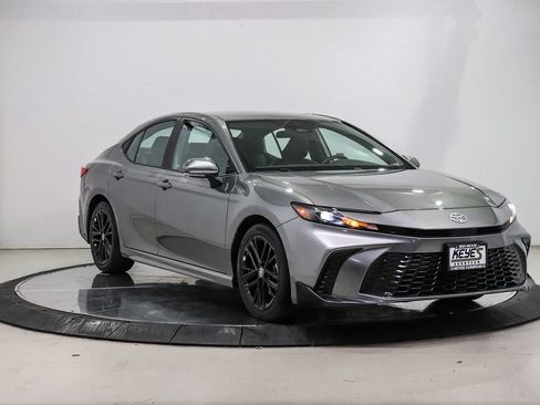 Used 2025 Toyota Camry SE FWD image 5