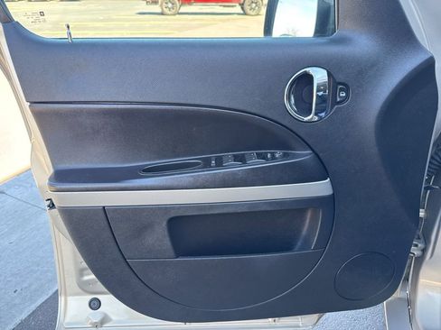 Used 2009 Chevrolet HHR LS image 12
