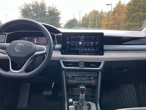 Certified 2025 Volkswagen Taos SE image 28