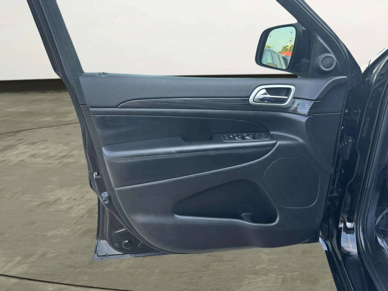Used 2019 Jeep Grand Cherokee Altitude RWD image 10
