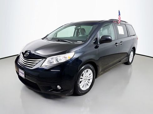 Used 2016 Toyota Sienna XLE image 3
