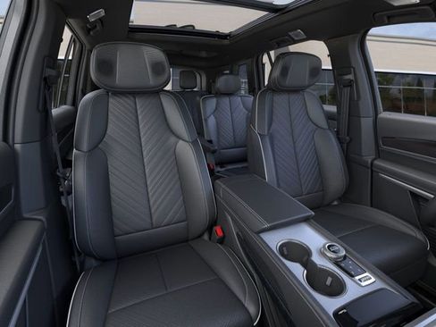 New 2026 Cadillac Vistiq Platinum image 16