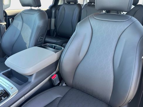 New 2026 Kia Carnival EX image 16