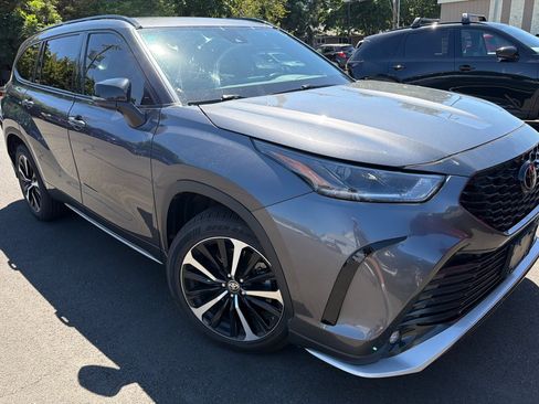 Used 2021 Toyota Highlander XSE AWD/4WD image 2