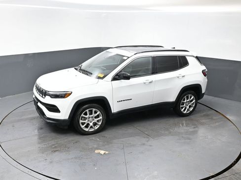 Used 2024 Jeep Compass Latitude w/ Sun and Sound Group image 19