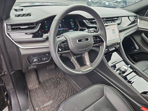 Used 2023 Jeep Grand Cherokee Overland image 13