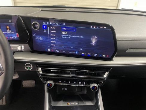 Used 2025 Chevrolet Traverse LT AWD/4WD image 16