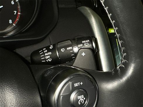 Used 2017 Land Rover Discovery HSE image 32