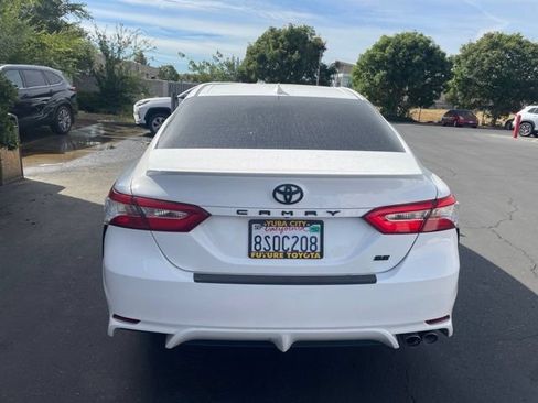 Used 2020 Toyota Camry SE w/ Blackout Package FWD image 5
