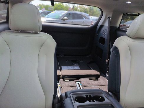 Used 2026 Kia Carnival SX image 8