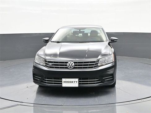Used 2018 Volkswagen Passat 2.0T image 25