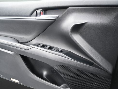 Used 2020 Toyota Camry XLE image 6