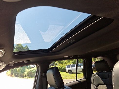 New 2025 Jeep Grand Cherokee Altitude image 8