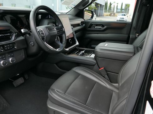 Used 2025 GMC Yukon XL Denali AWD/4WD image 14