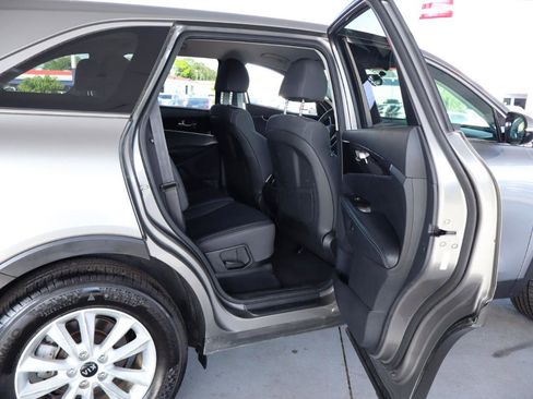 Used 2019 Kia Sorento FWD V6 image 33