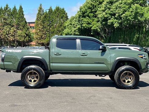 Used 2021 Toyota Tacoma TRD Off-Road w/ Technology Package AWD/4WD image 3
