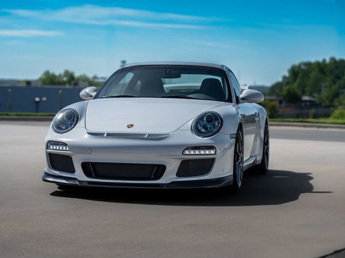 Used 2010 Porsche 911 GT3 RWD image 3