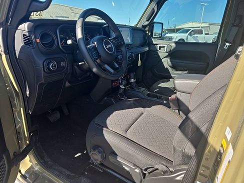 Used 2025 Jeep Gladiator Mojave image 11