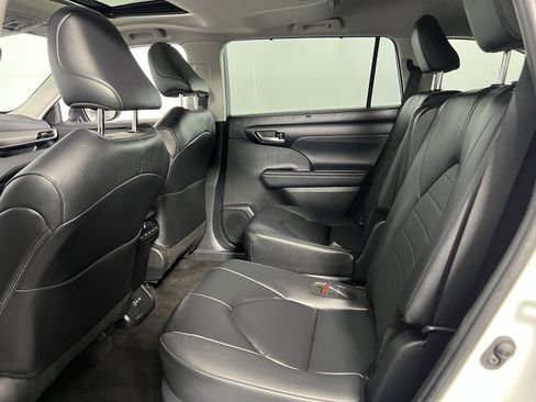 Used 2025 Toyota Highlander XLE image 25