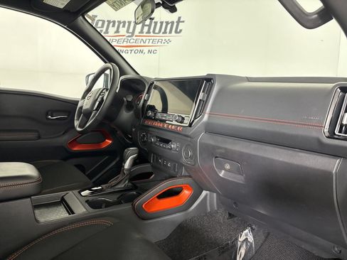Used 2025 Nissan Frontier PRO-4X AWD/4WD image 31