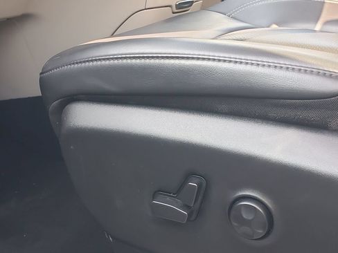 Used 2023 Chrysler Pacifica Touring-L FWD image 7