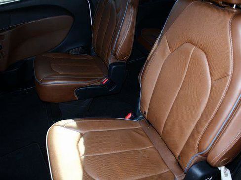 Used 2021 Chrysler Pacifica Limited w/ Uconnect Theater Family Group image 13