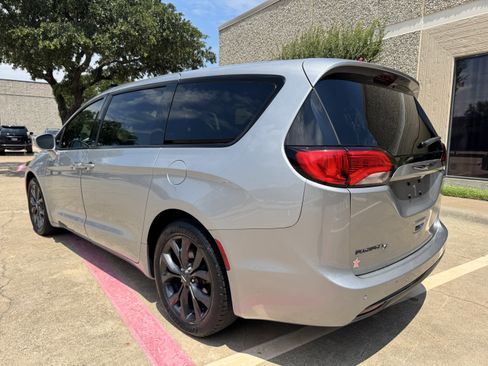 Used 2018 Chrysler Pacifica Touring Plus w/ S Appearance Package FWD image 4
