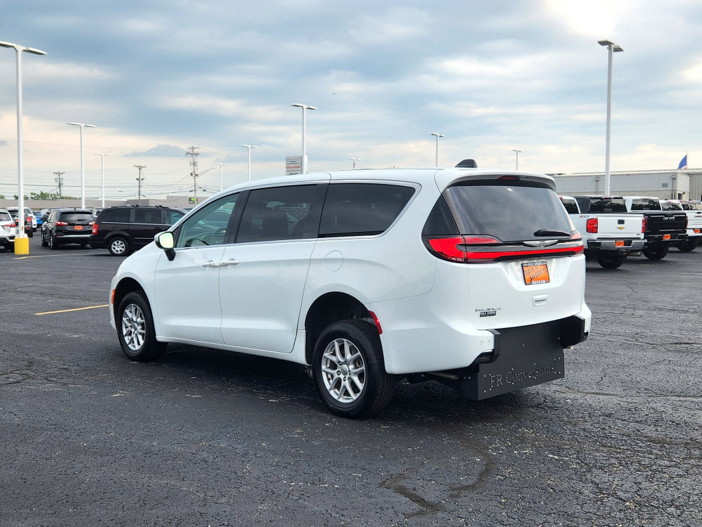 Used 2023 Chrysler Pacifica Touring-L FWD image 25